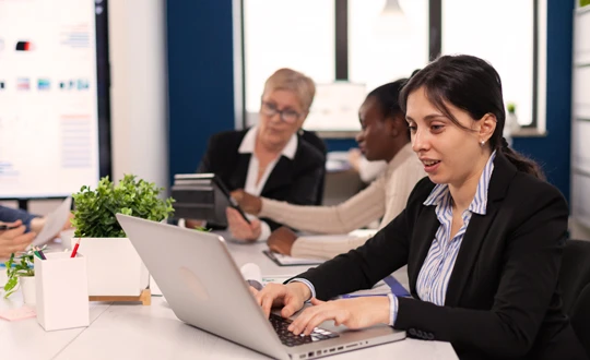 Outsourcing sector publico operación regulada y segura en industrias - CyC Services