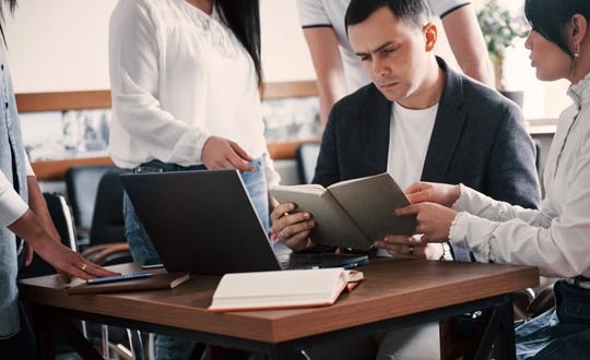 Soluciones especializadas para el sector educativo y gubernamental en industrias - CyC Services