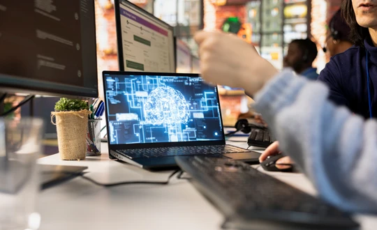 Soluciones de inteligencia artificial aplicadas a operaciones empresariales con CyC Services